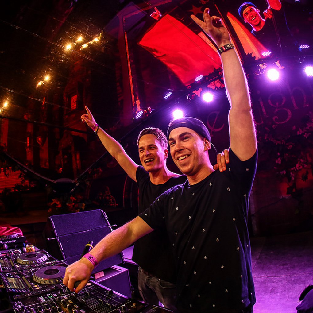 HARDWELL's tweet image. 1 day left until "Chase The Sun" with @dannic drops!! Comment ☀️ if you can't wait!!
Pre-save here ➡️ revr.ec/CTS