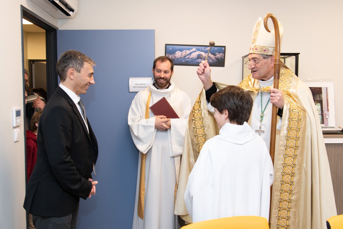 Jeudi 31 janvier a eu lieu l’inauguration de nouveaux locaux au sein du lycée Viala-Lacoste à #Salon.
Mgr #Dufour, notre archevêque, était présent à cet événement et a béni les lieux « pour que Dieu envoie ses anges afin que le mal ne pénètre pas ici…».