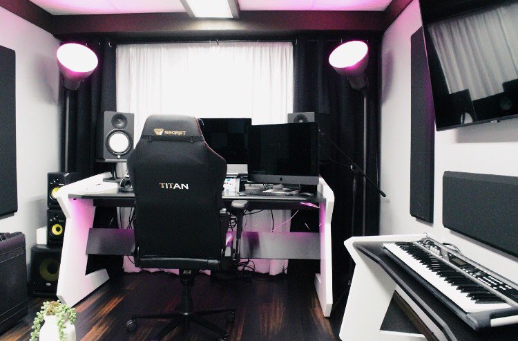 Cre8tiveDynamic's tweet photo. Tidying up for today's
Open House
4pm-7pm
#businessopenhouse
.
.
#naperville #productioncompany #creativedynamic #modernmedia #chicagomedia #interiordesign #neonlights #foosballtable #secretlab #musicproduction #videoproduction #emmyawards #soundproofstudio #foodanddrinks https://t.co/PNEtTetfK9
