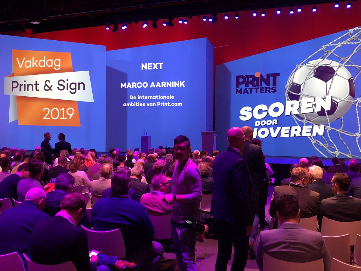 Straks de 2e spreker in de theaterzaal van het  NBC in #Nieuwegein. Niemand minder dan <a href="/MarcoAarnink/">Marco Aarnink</a> zal daar met nieuws komen. <a href="/printmattersnl/">PRINTmatters NL</a> #print #sign #beurs #vakdagprintsign