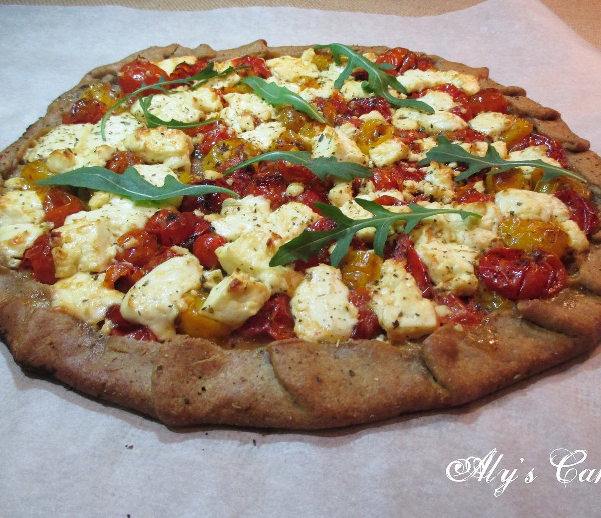 La receta de hoy es una galette, es salada, y la masa está hecha con harina de centeno y trigo.
Es un tipo masa quebrada, pero no lleva mantequilla, sino aceite de oliva virgen extra.
El relleno es de tomates cherry de nuestro huerto.
alyscakes.blogspot.com/2019/02/galett…
#galette #centeno