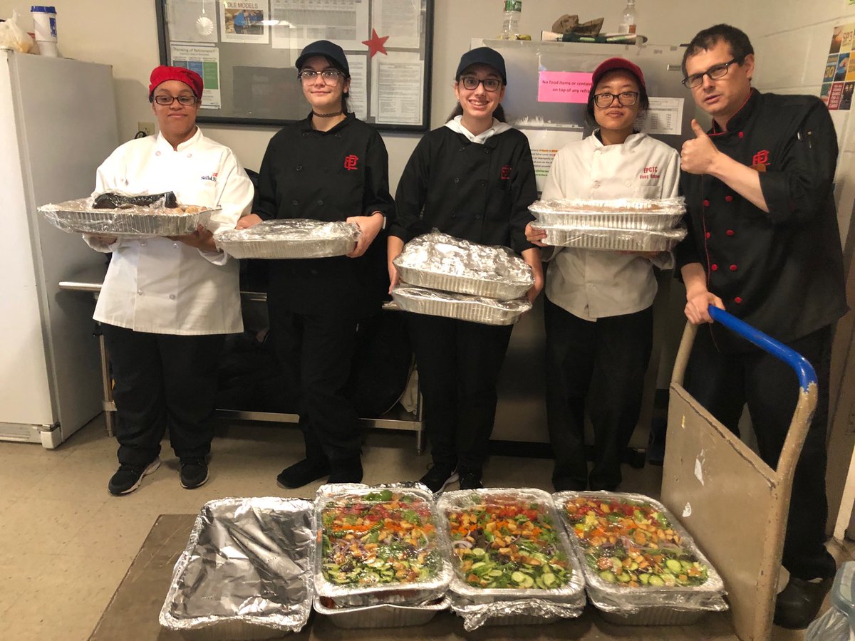 kmellenepschool's tweet photo. CTC students served 85 TSA agents at Green Airport yesterday in appreciation for their service during the government shutdown. https://t.co/5RnohWSag3