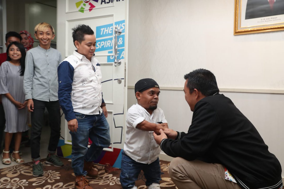 Ucok dan sejumlah rekannya dalam organisasi Unik Berkarya Indonesia (UBI) menyampaikan rencana pertandingan sepak bola orang mini Indonesia menghadapi tim orang mini Malaysia. Jajaran Kemenpora siap menjadi mitra latihan tim sepak bola orang mini Indonesia. #Kemenpora