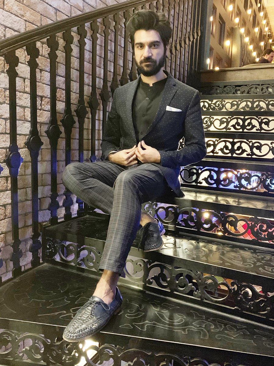 BIG1062FM's tweet image. I’ve been playing it safe with patterns with solids but took a chance with #PatternOnPattern this time.
On this #FashionWednesday I dressed up for an elegant night out. A black shirt paired with plaid pants AND a polka dot jacket! Thoughts?
- @MJUjjwal Khanna
