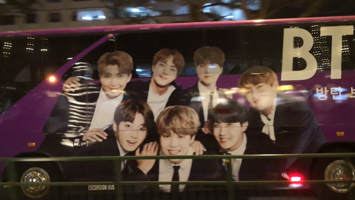 ShinnanShinA's tweet photo. 드디어 만났다 ㅠㅠㅠㅠㅠㅠㅠㅠㅠㅠㅠㅠ

일하기 전에 만나서 보라해ㅐㅐㅐㅐㅐㅐㅐㅐ ㅠㅠㅠ

힘을 내고 잘 할게 ㅋㅋㅋ

#BTS #방탄소년단 #LYinSG #LoveYourselfinSG #Borahaebus https://t.co/AdzoelHpdX
