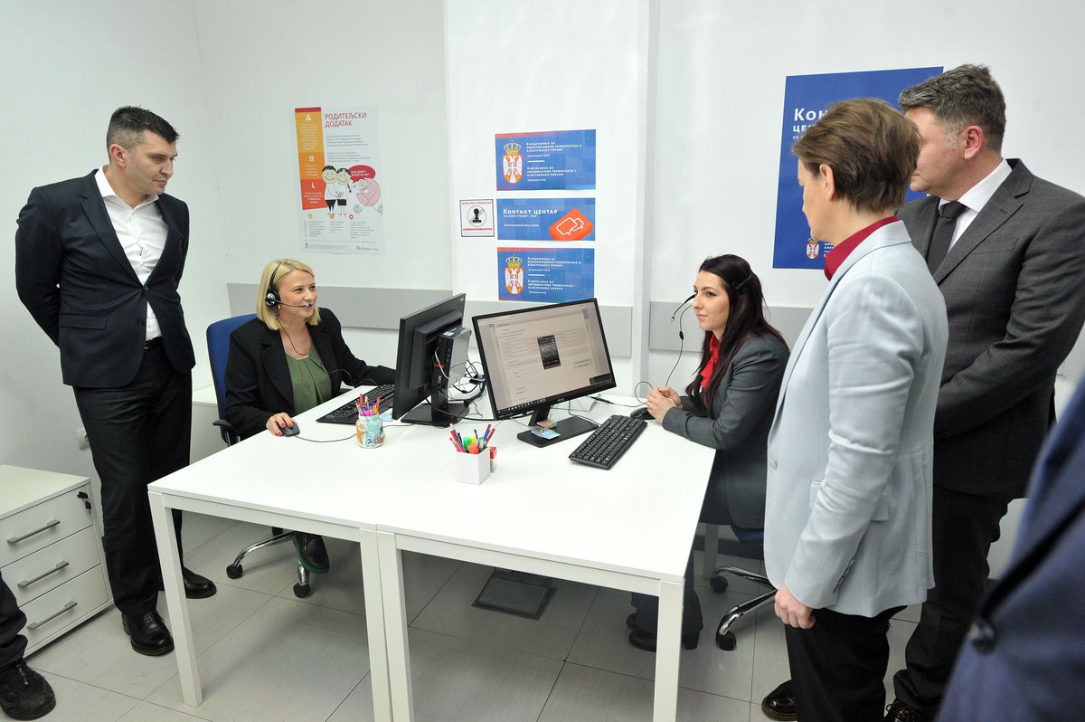kancelarijaITE's tweet photo. Danas je u prisustvu @SerbianPM @abrnabic predstavljena završna faza projekta Bebo, dobro došla na svet – roditeljski dodatak, koji je uspešno sproveden u svim porodilištima u Srbiji. Efikasna @eUprava na delu. #KancelarijaITE  #DigitalizujemoSrbiju https://t.co/2eHW5fuVnN