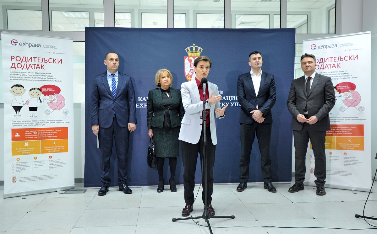 kancelarijaITE's tweet photo. Danas je u prisustvu @SerbianPM @abrnabic predstavljena završna faza projekta Bebo, dobro došla na svet – roditeljski dodatak, koji je uspešno sproveden u svim porodilištima u Srbiji. Efikasna @eUprava na delu. #KancelarijaITE  #DigitalizujemoSrbiju https://t.co/2eHW5fuVnN