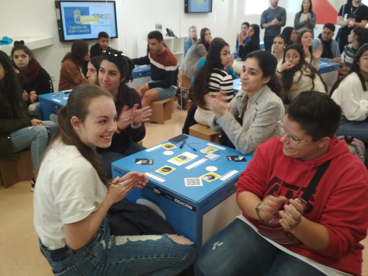 MartaDmangaS's tweet photo. Alumnos de Gráfica Impresa de la Escuela de Arte y Superior de Diseño Gran Canaria participaron hoy en el reto emprendedor organizado por la Fundación Princesa de Girona. #GiraFPdGi #Easdgc https://t.co/RyowE8dlSr