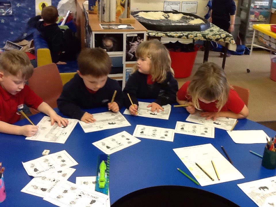 Hendrefoilan's tweet photo. Ar y fferm.... Reception are practising Welsh farm animals by playing games and labelling a farm picture 🐷mochyn 🐔iar 🐴ceffyl  #hdfprec #hdfpcymraeg https://t.co/6eIJ9J1nqU