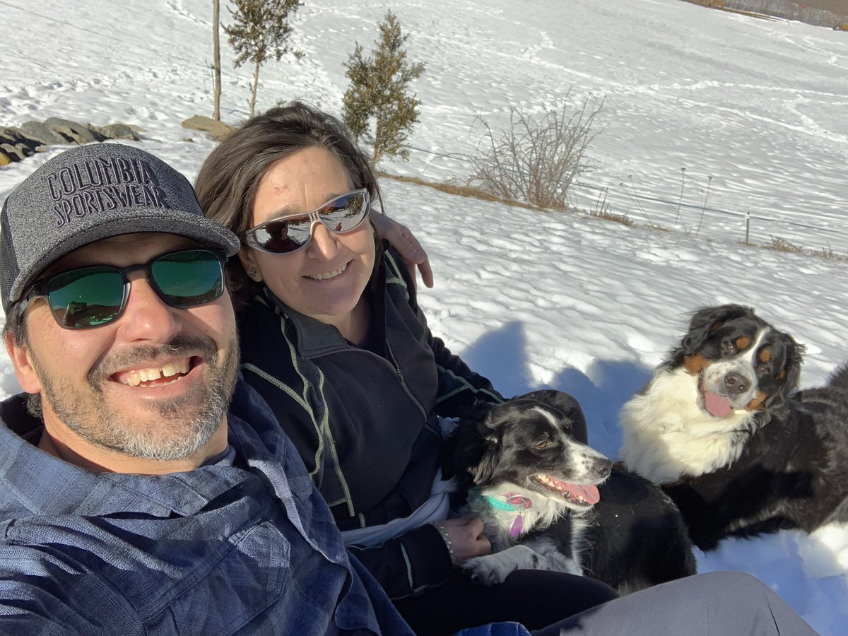 Tomasnavarropsi's tweet photo. - Ya salgo yo a pasear los perros...
- No, ya voy yo
- Que no, que ya voy yo
- Ea vamos los dos...

Es que así da gusto... Nos hemos sentado en el banco del colesterol a sufrir la ‘pésima’ meteorología del pirineo... #pirineu #mountains #mountainlife #mountainrules https://t.co/0Jsb0STP70