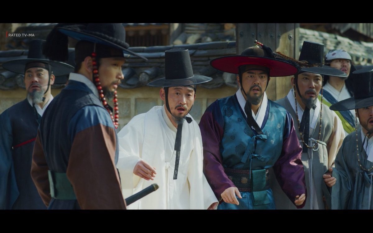 킹덤을 본 외국인들의 반응을 요약하자면,

유려한 시네마토그래피,
한국의 아름다운 풍경,
조선 사극 좀비의 낯설고 강렬한 이야기,
아름다운 한국의 복식, 그리고
OMG, Korean hats!!!!!! 나 왜 여태 이 멋진 모자들 몰랐던 거임?