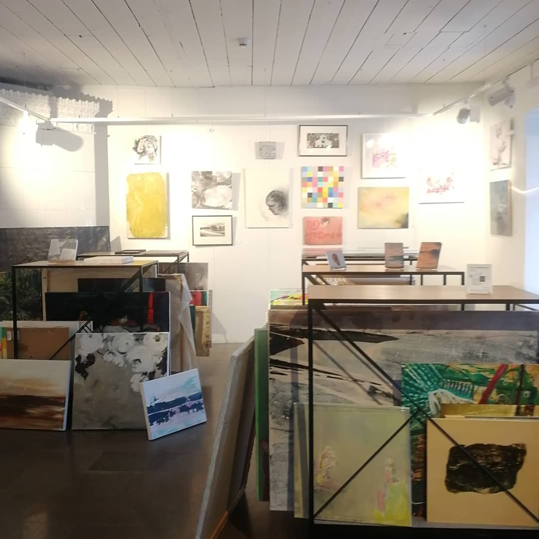 TurunT's tweet photo. Turun taidehallin avaamisen myötä Turun taidelainaamon toiminta siirtyi TTS:n alaiseksi. Taidelainaamon kuulumisia voit seurata instagramissa. Taidelainaamo on auki Turun taidehallin aukioloaikoina ke-su 12-18.
#turuntaiteilijaseura #turuntaidelainaamo #turuntaidehalli https://t.co/5AYOnkO8Wj