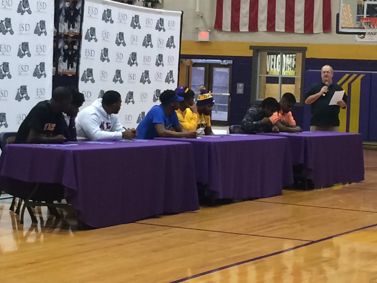 EvermanYearbook's tweet photo. Athletic Signing at Everman! Bulldogs going to college!!! https://t.co/V09CkqeoI9