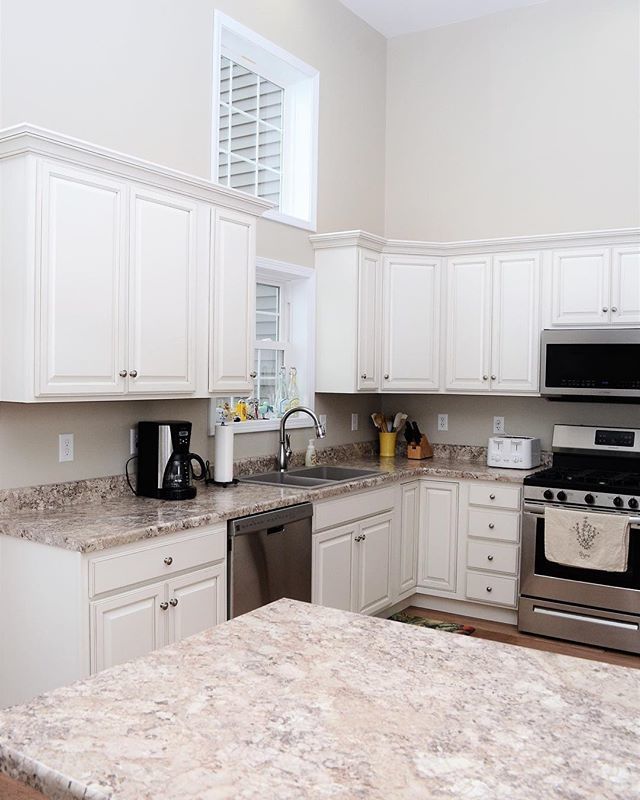 HaasCabinet's tweet photo. It's that time again! Today's #WhiteKitchenWednesday is from Baileys Cabinets, and features the Liberty Square style on Maple with Whipped Cream finish and Smoke highlights. #haascabinet #cabinetry #woodworking https://t.co/SPjaRQNBZa https://t.co/5ADFWzLBGd