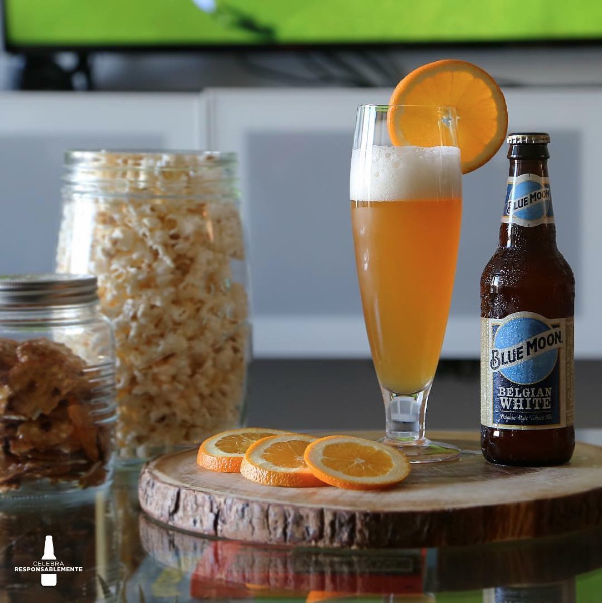 BlueMoonPR1's tweet photo. Creada para un equipo visionario, para los que nunca se quitan hasta alcanzar la meta. Celebra tu equipo con Blue Moon®, la cerveza que es como tú. 🏈🍻 #BlueMoonPR #CraftedExperiences #BlueMoonBeer https://t.co/ryAHgMQ402