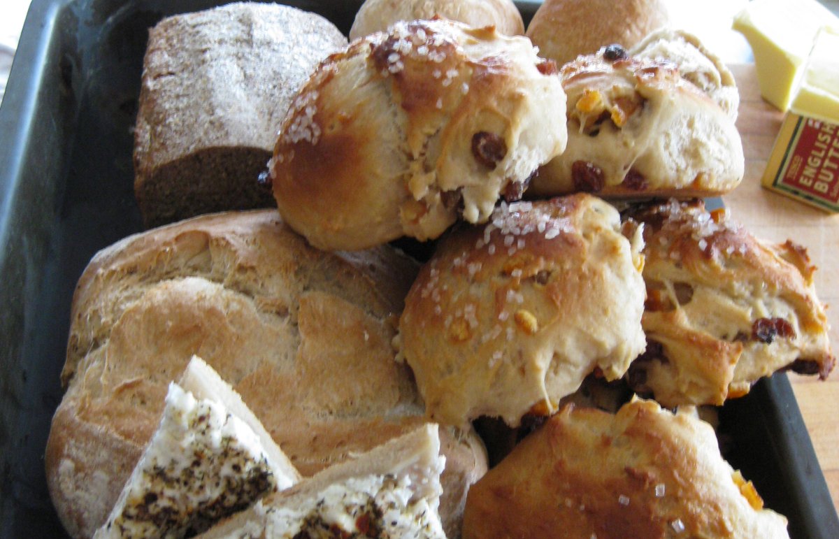 VirtuousBread's tweet image. RECIPE: Learn how to make Bath Buns! Wholesome and delicious, with just enough sugar to sweeten them, The Bath Bun was apparently Jane Austen’s favourite bun and now it could be yours too: bit.ly/BathBuns #breadrecipe #learnhowtobakebread #virtuousbread