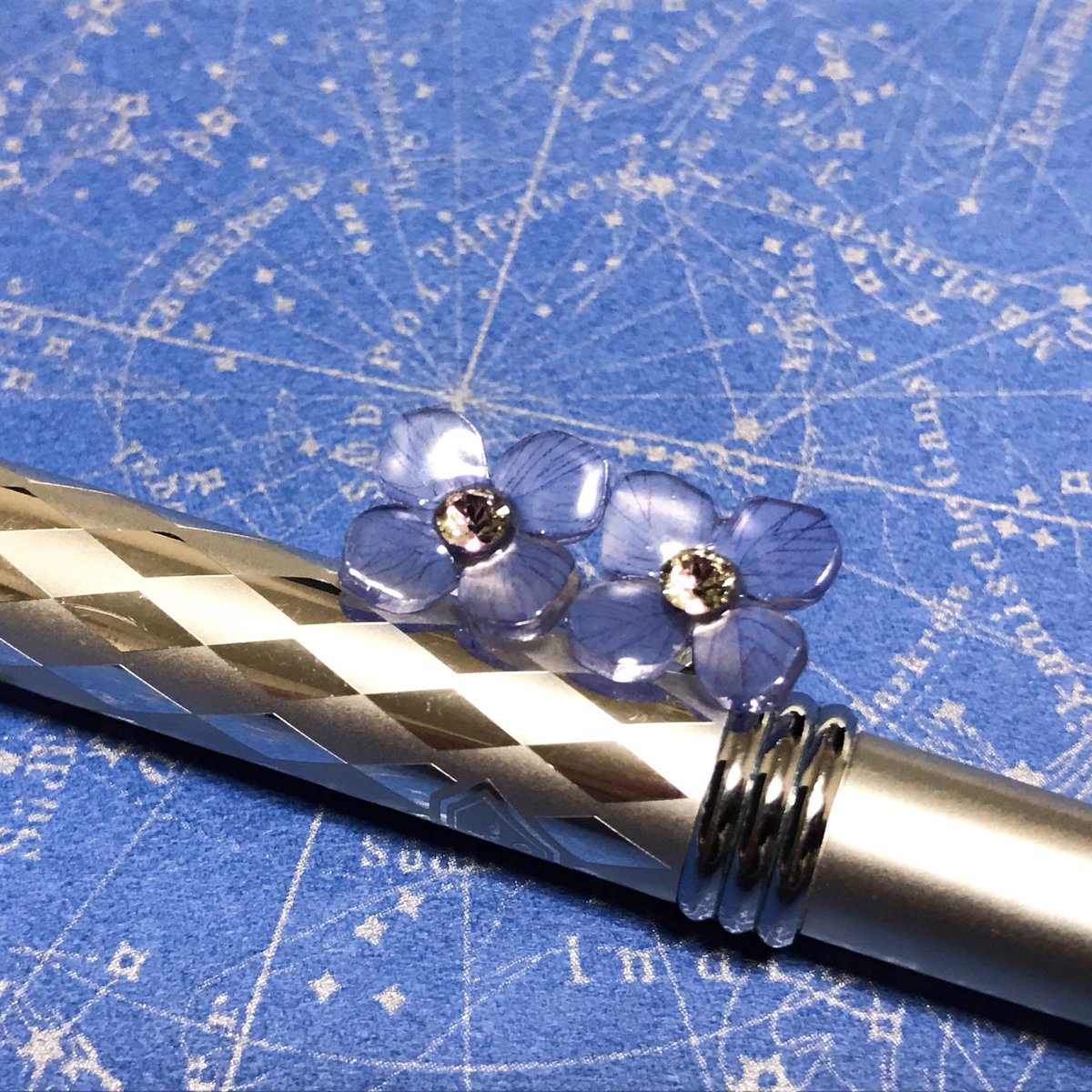 Orb_lab's tweet photo. 久しぶりの製作。
レジンをやるにはすごいいろんな物出さなきゃいけないので、初めてプラバンをやってみました(*´∀｀*)

意外と縮まない…？と、縮みすぎた…！を繰り返してやっとできました(笑)

センターにはヴィトレルミディアムのスワロを配置してみました！ https://t.co/f6P0hYydUf
