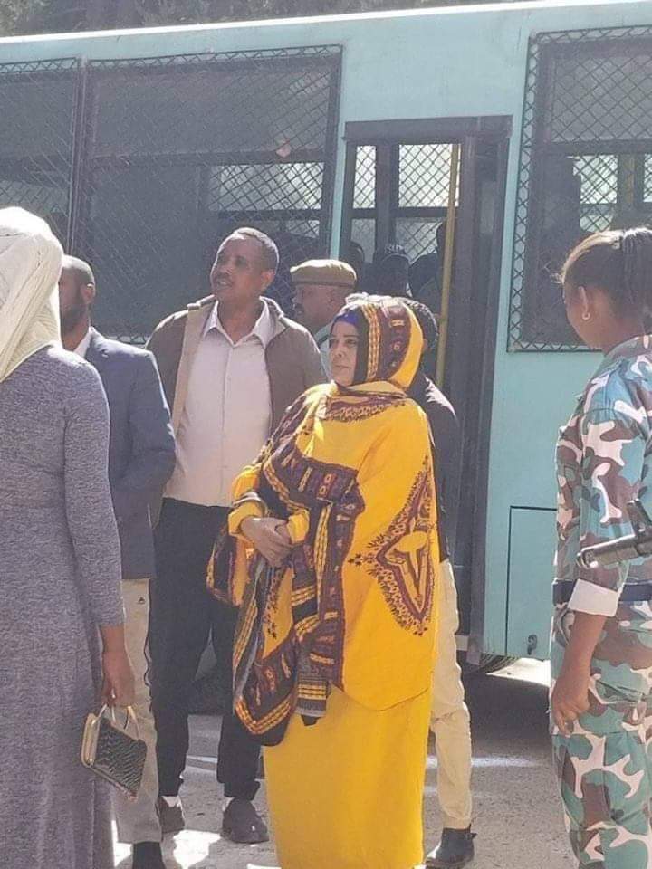 Abdirik's tweet photo. An oppressor is often brutal
But an intelligent creature
He merciless discards
His domesticated natives
As soon as they lose luster
Or run out of use
#Iley is a typical example
Of a discarded rusted mind
Building #Zenawi's statue in#Jigjiga
Couldn't even be of aid! https://t.co/oduh5Rxkqd
