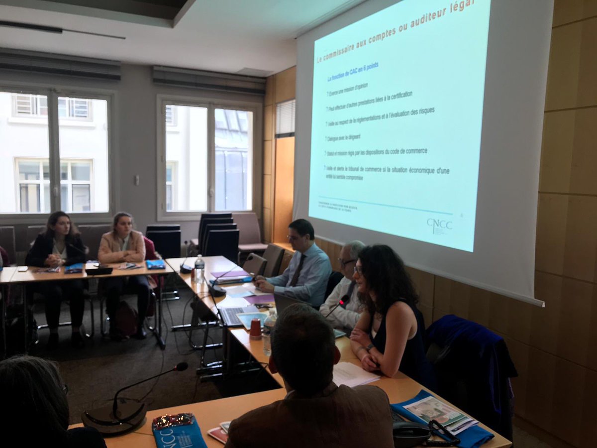 CNCC_audit's tweet photo. La #CNCC a le plaisir d’accueillir une quarantaine d’étudiants de #DCG 2 et 3 du Lycée Haute Follis pour une présentation de l’Institution et du métier de #CAC avec @APBAHUON, Étienne Latreille et Audrey Glorieux https://t.co/d5noQKYRUO