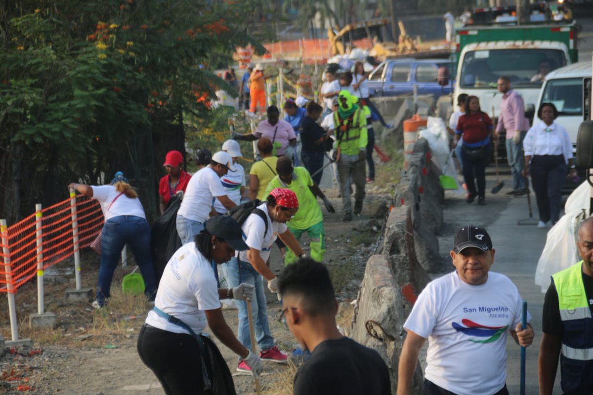 musamicontigo's tweet photo. Continuamos con el operativo de limpieza "Verano Sin Basura", hoy se realiza en la 180, desde el puente de San Miguelito, toda la vía principal hasta la entrada de Moya. #TrabajamosParaTi https://t.co/UiTvsTZQj7