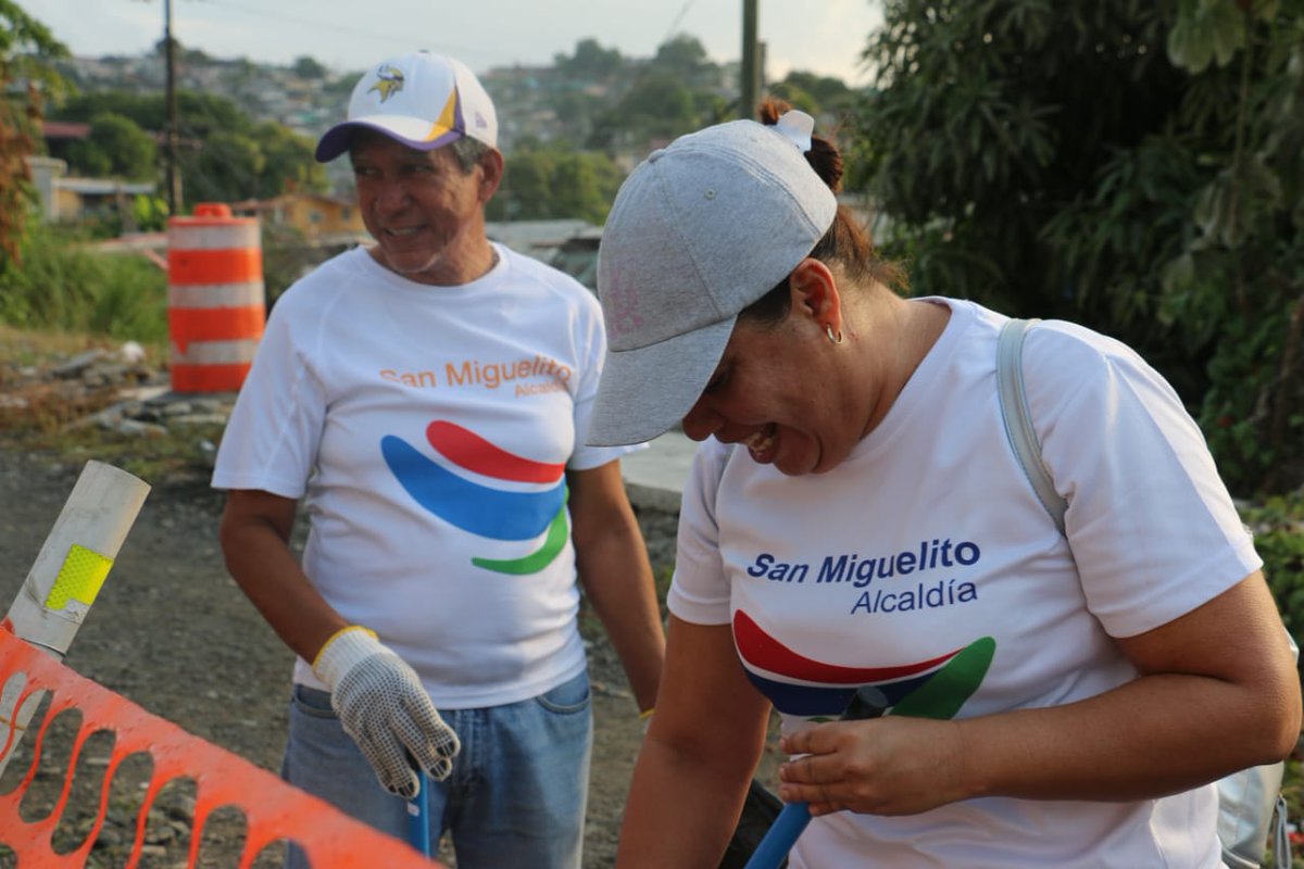 musamicontigo's tweet photo. Continuamos con el operativo de limpieza "Verano Sin Basura", hoy se realiza en la 180, desde el puente de San Miguelito, toda la vía principal hasta la entrada de Moya. #TrabajamosParaTi https://t.co/UiTvsTZQj7