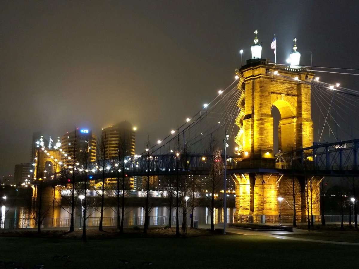 HwingsMarcia's tweet photo. The riverfront of Cincinnati is gorgeous. Last night we took in the amazing views. #Cincinnati #riverfront #ohioriver #Ohio #Kentucky #nature #River https://t.co/LKD208QPEQ