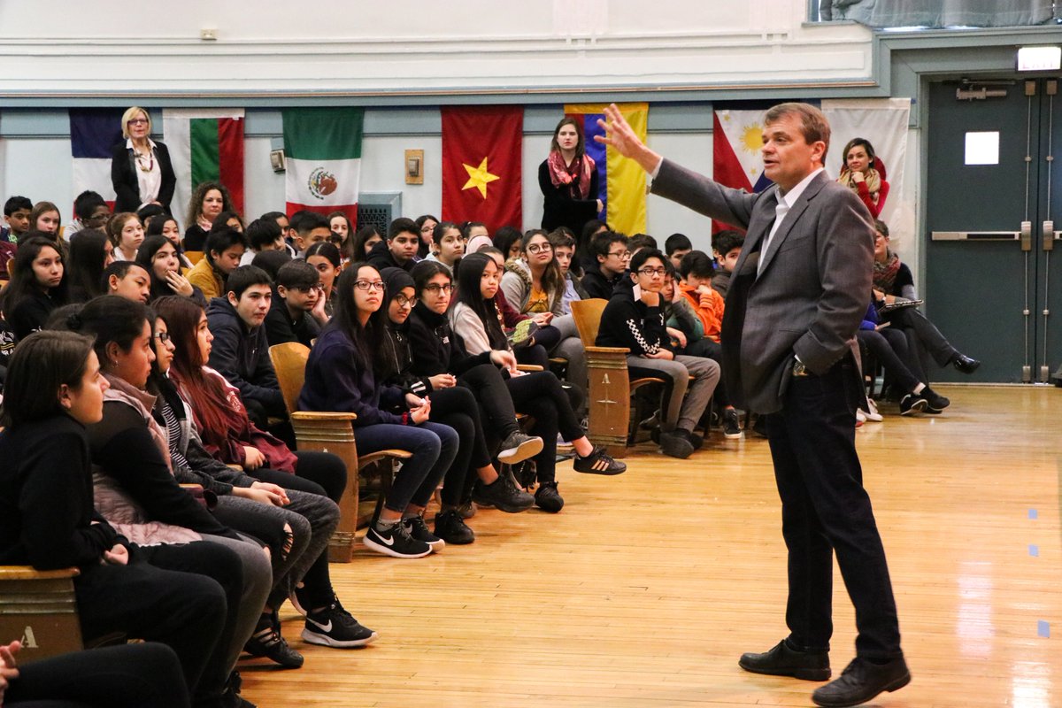 BudlongChicago's tweet photo. Thanks to @RepMikeQuigley for stopping by and speaking to the kids as part of the Valentines for Vets program! #valentinesforvets #budlongbeautiful @PrincipalNaomi @BudlongSchool https://t.co/LhB7jztN4u