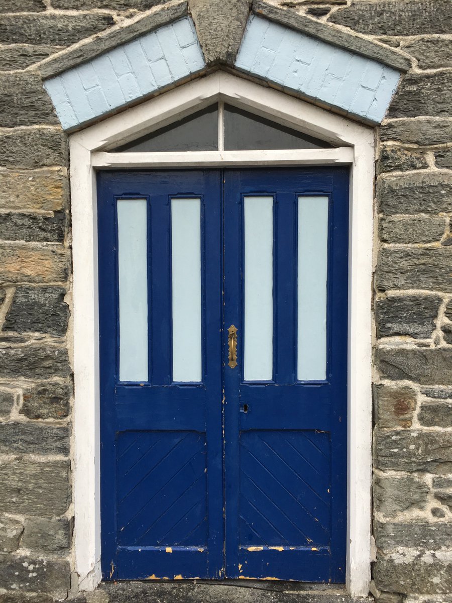 Universalarches's tweet photo. A nice Wednesday transformation. From old to new with a little help from @SolidorLtd. A gorgeous revamp for @Snowdoniawindow 👌
#snowdoniawindows #solidorcompositedoor #universalarchesouterframe #bespoke #beindividual #angledframe #compositedoors https://t.co/SsOAPlPHN9