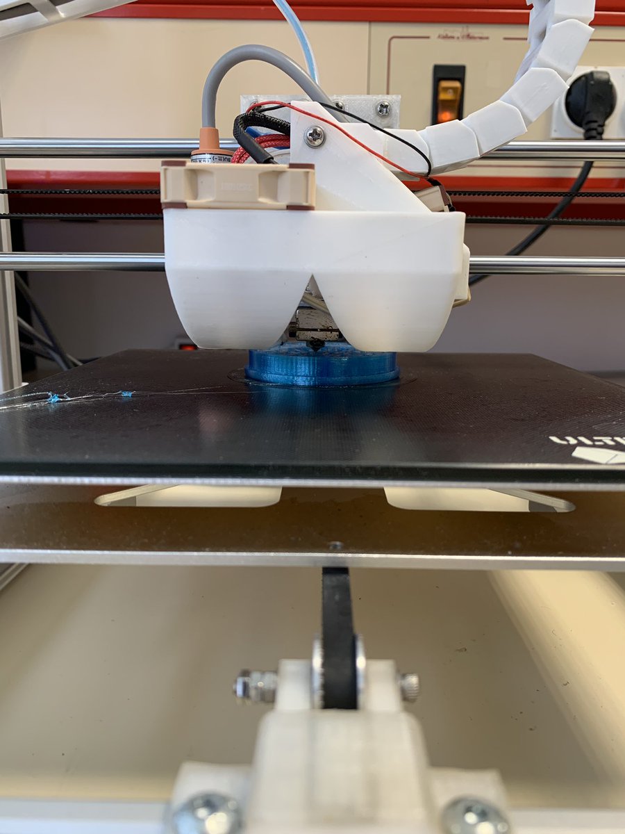 UniMakersAmiens's tweet photo. Modélisation 3D d’une roue + impression 3D #cdr19 https://t.co/jrDFrhIAxV