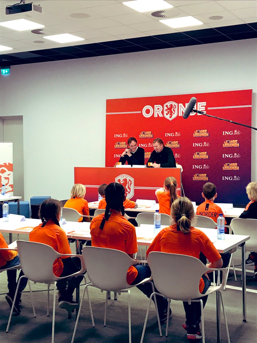 Alb_Manon's tweet image. Deze Jonge Leeuwen kropen vandaag in de huid van een echte  journalist tijdens de kidspersconferentie met @RonaldKoeman. Vanavond te zien in het @jeugdjournaal 📺
