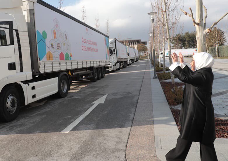 “Özel Çocuklara Özel Materyal Projesi “ kapsamında hazırlanan 50 tırda 100 farklı çeşitte toplam 143 bin materyal seti, Sayın Emine ERDOĞAN Hanımefendinin uğurlamasıyla ülkemizin dört bir yanına gönderilmiştir. 

<a href="/EmineErdogan/">Emine Erdoğan</a> <a href="/ziyaselcuk/">Ziya Selçuk</a> @ibrahimer_meb <a href="/aebilgili/">Ahmet Emre Bilgili</a>