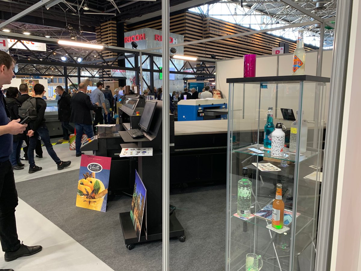 AzonPrinter's tweet photo. Visit us at @Salon_CPrint @LyonFrance #Hall2 #BoothP21 ! 🇫🇷🙃
#Digitalprinting #PRINTING #UVprinters #MatrixR #RicohGen5 #Azon #Inkjetprinter #printingequipment https://t.co/HpLmonTgRu