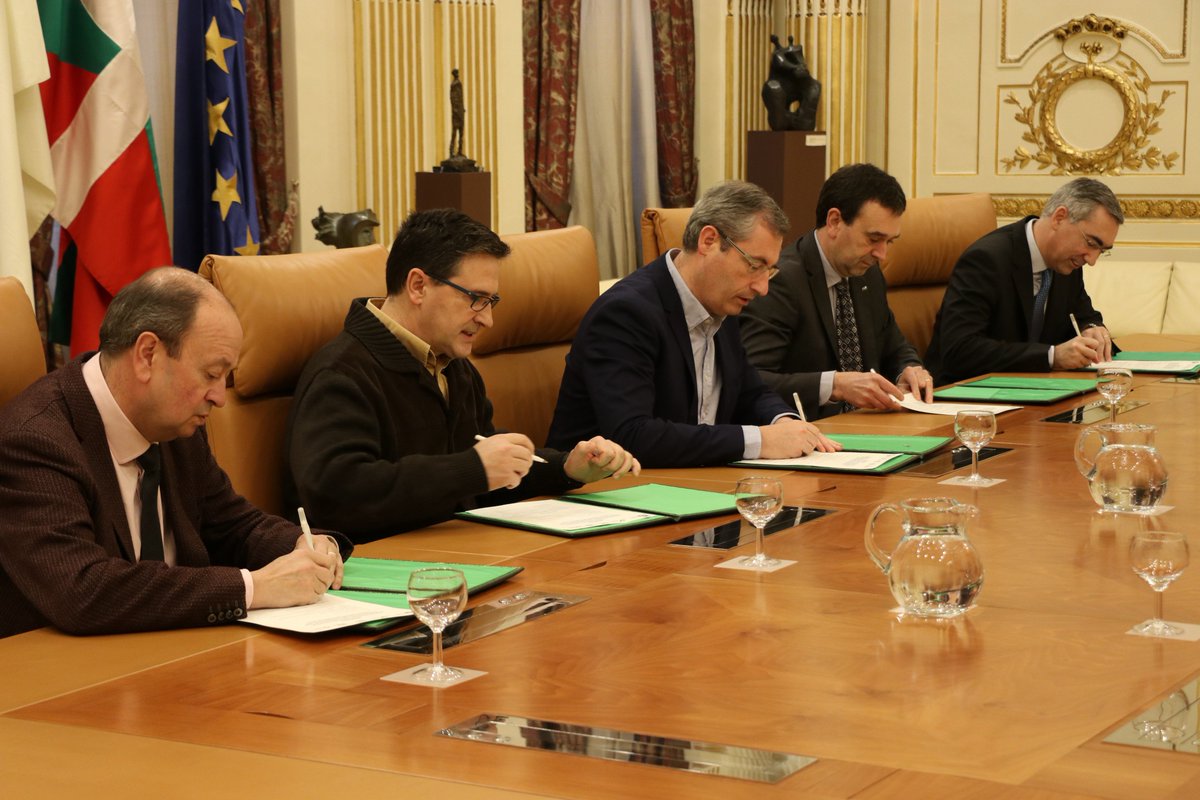 .<a href="/euskaraldia/">EUSKARALDIA</a> igarota, #euskara-ren erabileraren alde egiten jarraitzen dugu, oraingoan unibertsitateekin elkarlanean. Hizkuntza ikasteko motibazioan eragiteak garrantzia du eta aurrerantzean horixe landuko dute gazteen artean <a href="/upvehu/">UPV/EHU</a>, <a href="/MUnibertsitatea/">Mondragon Unibertsitatea</a>, <a href="/deusto/">Universidad Deusto - Deustuko Unibertsitatea</a> eta <a href="/tecnun/">Tecnun</a>-ek.