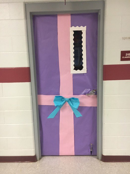 BadgerAcademy's tweet photo. Holiday Door Decorations - Mr. Richey https://t.co/zytGpi7Jbm