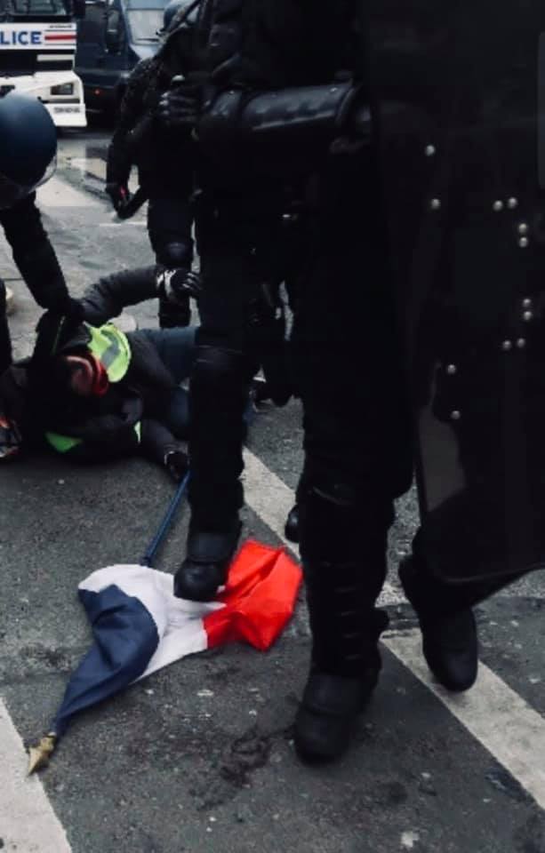 RevolteeSage's tweet photo. D'après vous ils prennent quoi ces #CRS #Macronnards avant chaque manif des #GiletsJaunes?J'imagine un GJ piétinant le drapeau français😮#BFMTV #CNEWS #LCI ect..tourneraient les images en BOUCLE! Bref ! Je sais pas où on va, mais on y va #ViolencesPolicieres https://t.co/0FUCBtgQyE