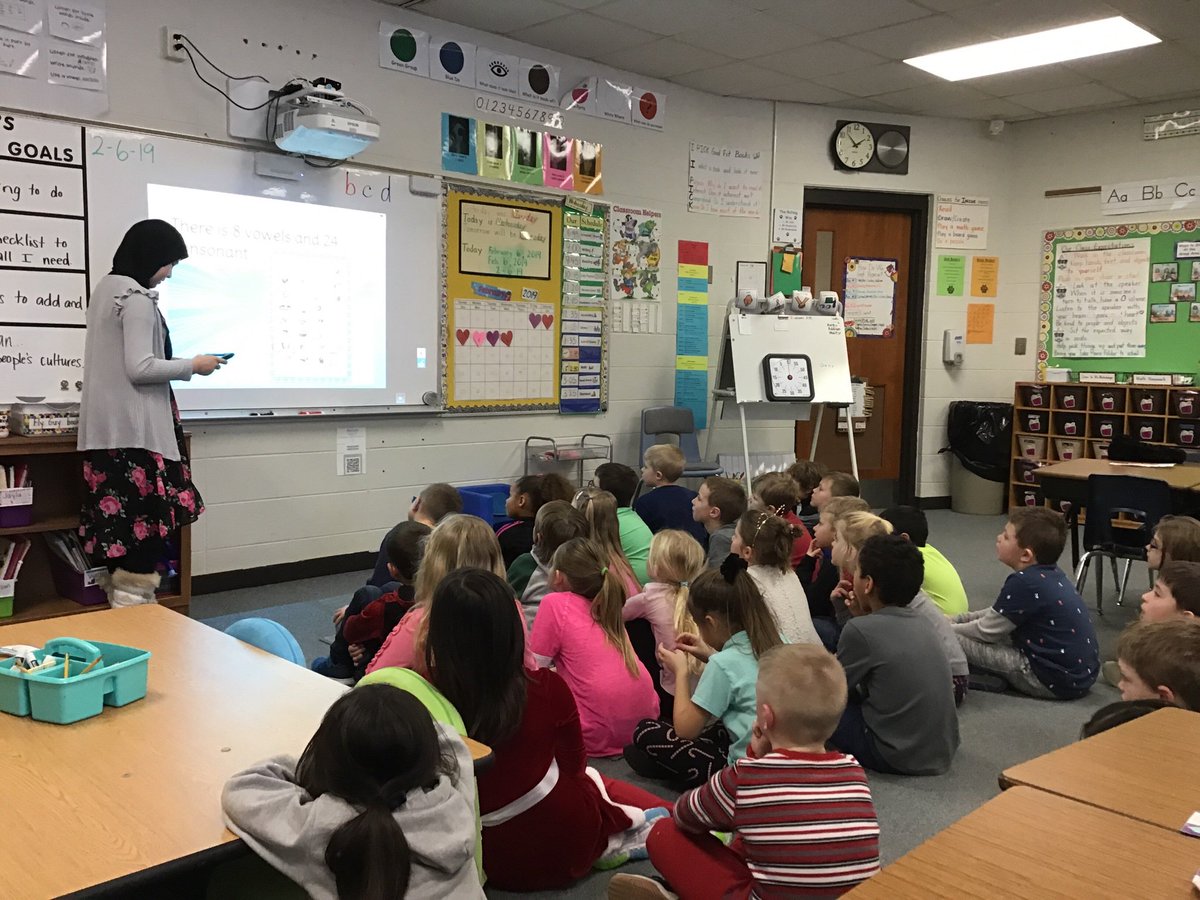 JessWestMB's tweet photo. Mrs. Westenberger and Mrs. Riebe’s classes got to learn about cultures from students from Lineville. Thanks Mrs. Komp for bringing them to teach us! @hkomp @JessWestMB @MariaRiebe1 @hssd https://t.co/MPpoc4YFIk
