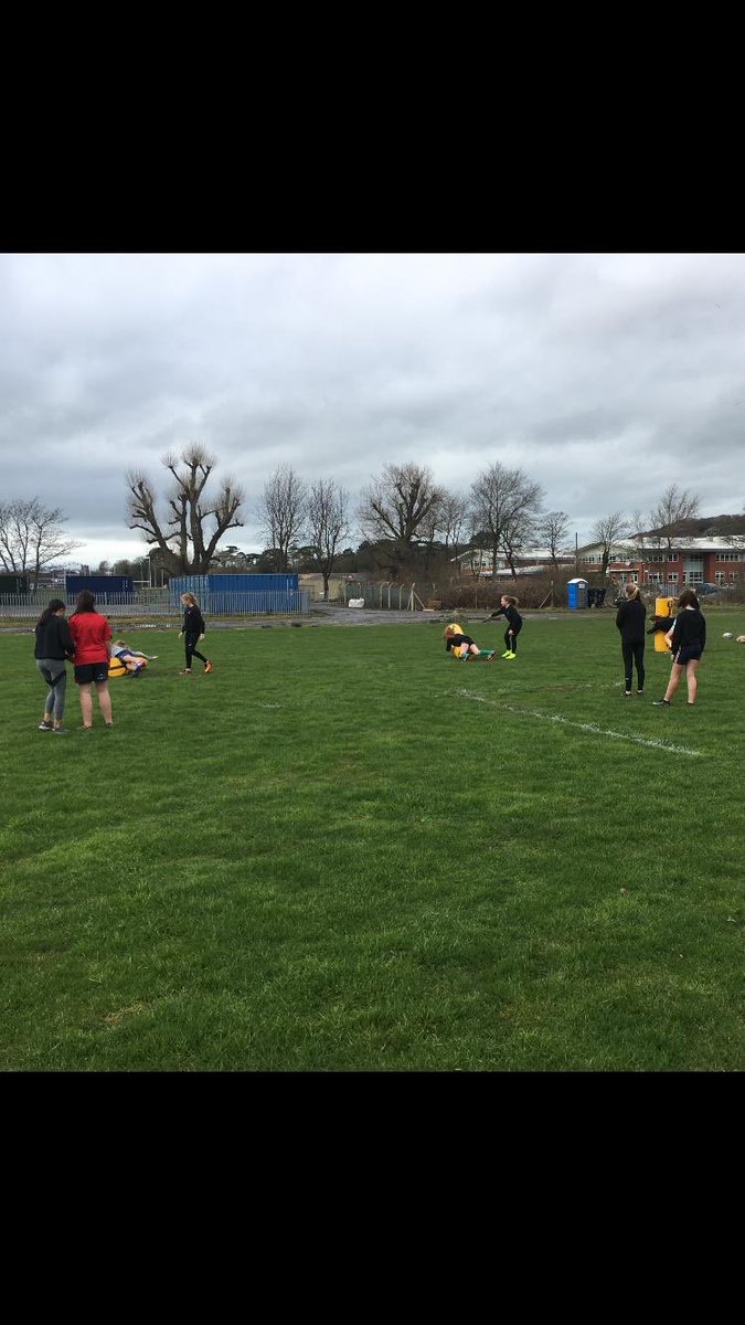 Cwpwl o ddyddiau brysur yn paratoi go gyfer a twrnament rygbi merched yfory lawr yn Aberaeron @scarlets_community Braf cael gweld shwt gymaint o ferched yn mwynhau drwy ymarfer #rookierugby #jerseyforall