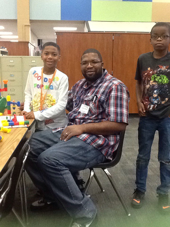CyFairYeager's tweet photo. #dadhelpsout #settingupforsteamnight #100thDayofSchool #yeagerbuzz #kidstweet @CyFairYeager https://t.co/AdwiXfR1J9