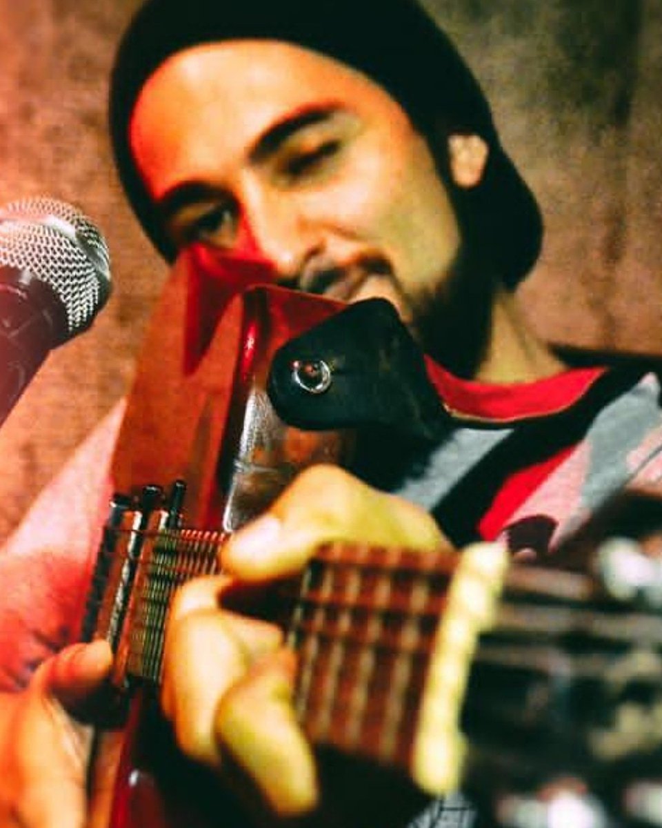 LaRufina's tweet photo. "Tanto tiempo de lucha, cuánta sangre ha corrido. Hoy te espero, mi vida, con los ojos caídos (...)" Romelio y su metralla 🎵🙌✔️ Descarga #EnLaVíctor en todas las plataformas

#SkaLatino #Reggae #SkaPunk #SkaJazz #LaRufinaSka #Ska https://t.co/sRfE1ck23p