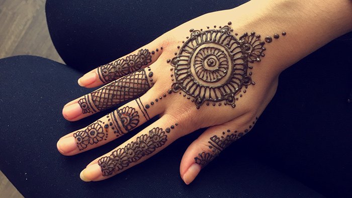 Henna Tattoos for Events: provide guests with some expertly drawn temporary body art by a henna artist #Eventmanagement #Evententertainment #partyentertainment #Hennatattoos4events