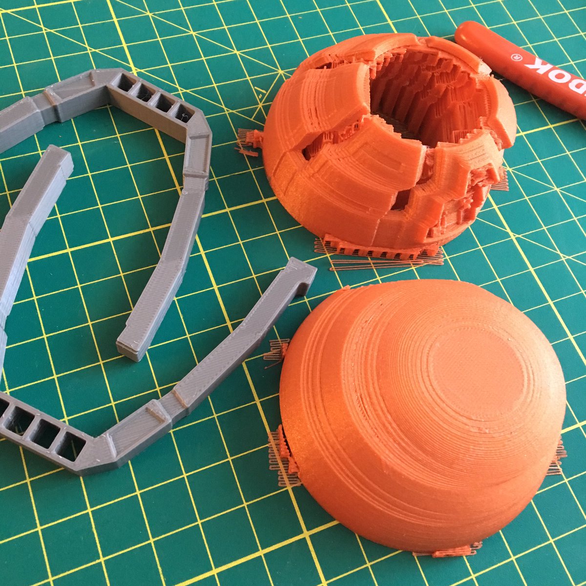 nerdyviews's tweet image. #3Dprintingfail! This is one of the most egregious layer shifts I've seen. My #MatrixofLeadership looks like a melted cinnamon bun... 😲 So more calibration! Just like my pants, I'm going to have to do some belt tightening... 😉 #3DPrinting #3DPrinter