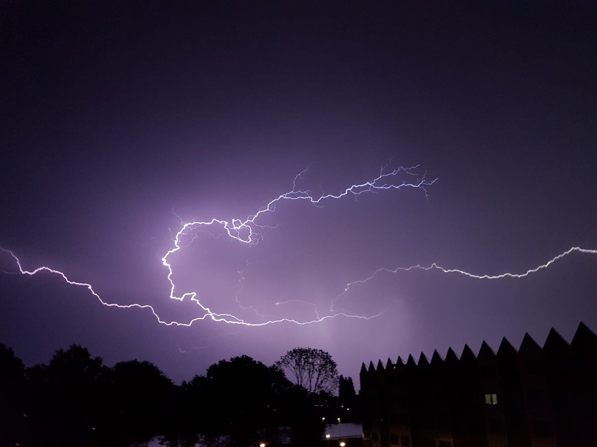 Hoe we bij #Place2BU van elkaar op de hoogte blijven? Nou simpel, daarvoor hebben we 't Kompas een nieuwsbrief voor en door bewoners van de <a href="/woonvereniging/">Place2BU Woonvereniging</a> . 
Wat staat er in 't Kompas?
Een column en binnen kijken bij een bewoner, nieuws en de #fotovandemaand. Dit keer de bliksem