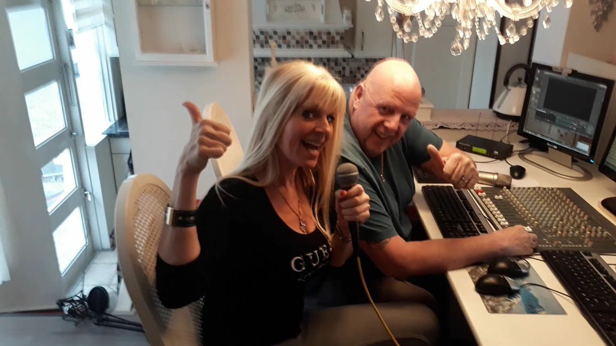 henkbres's tweet photo. Hahahaha.......leuk mijn eerste bekende gast in #studioBres @KimHollandxx altijd gezellig.......eerdaags weer de @startvandenacht op https://t.co/rDQrFya1HM https://t.co/CE2RI0RcBX