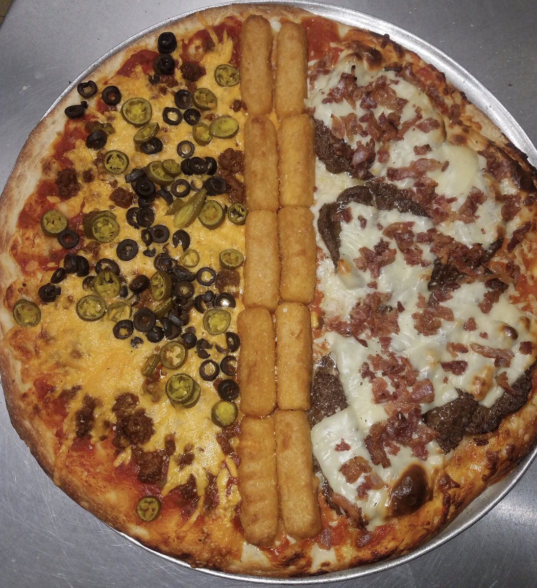 TwoGuysPizza1's tweet photo. Specialty Pizza today 🇺🇸🍕
Trump Pizza - half Mexican, half bacon cheeseburger separated by a wall of mozzarella sticks https://t.co/KBA67oH5Pr