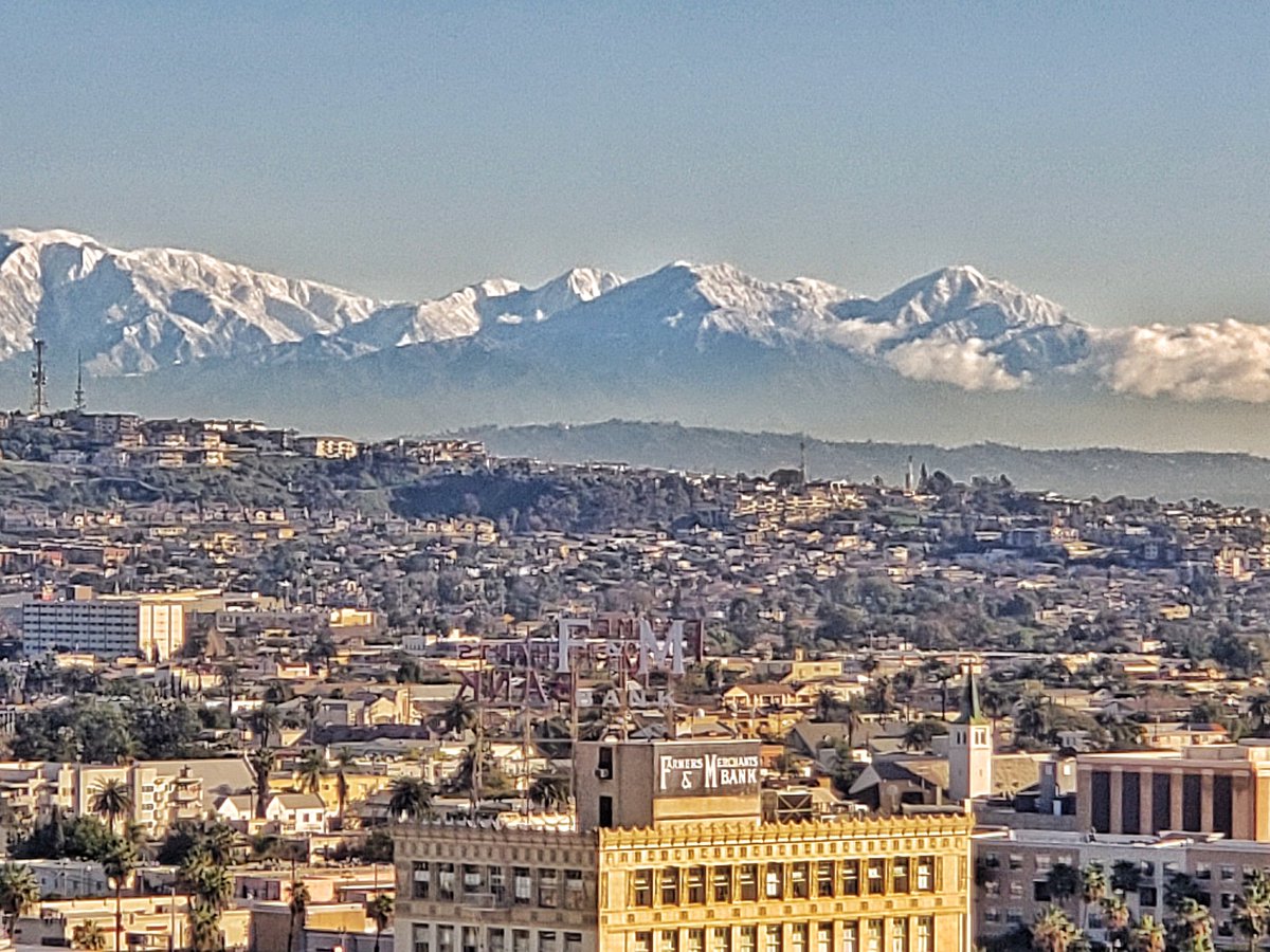 PIOKevinLee's tweet photo. Good morning #LongBeach. I think someone painted a mural of stunning snow-capped mountains along the edge of town. Enjoy! https://t.co/AHFlJ9YxZa