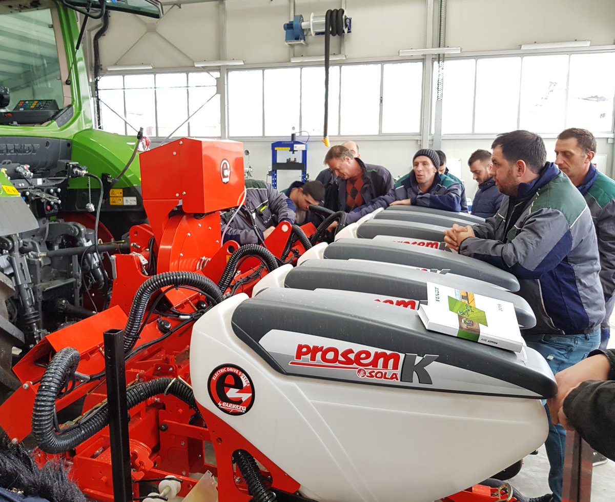 solagrupo's tweet photo. 📍👨💻 Jornada de Formación con #ZLATEX, distribuidor oficial de SOLA en #Bulgaria, realizada por nuestro Director Técnico la semana pasada.
📍👨💻Training Day with ZLATEX, official dealer in #Bulgary, carried by our Technical Manager last week. https://t.co/l16XHDGT8T
