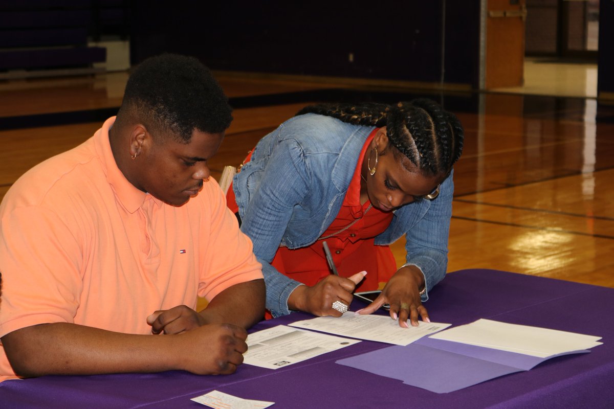 EvermanISD's tweet photo. Congratulations EHS 2019 National Signing Day-Willie Tutt signed with East Central Oklahoma!!!  #NationalSigningDay @eastcentraloklahoma https://t.co/HFIGrGPo7b