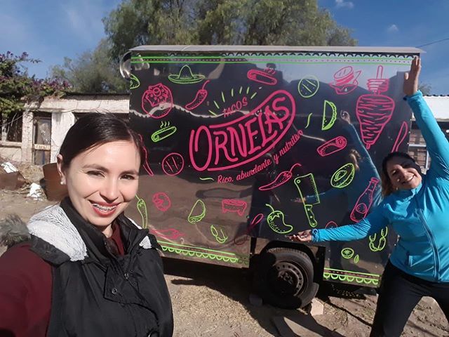 pauuramos's tweet image. Terminando de rotular el foodtruck !! .
.
.
. 
#ornelas #tacos #cortedevinil #rotulacionvehicular #plumadorada #sanluispotosi