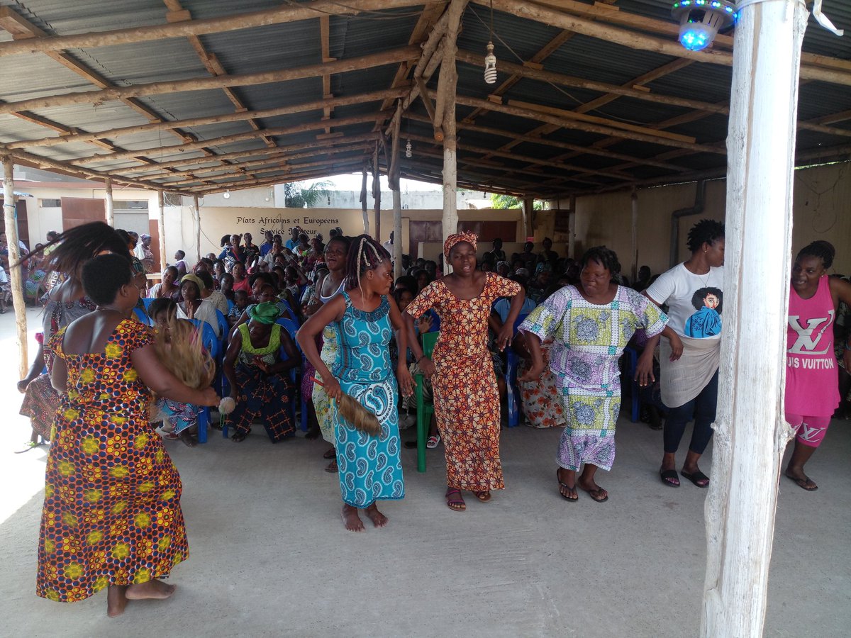 TogoDosi's tweet photo. Les acteurs du secteur informel satisfaits de la rencontre ont salué le départ des responsables de la DOSI avec des chants et danses. Fin de la rencontre ici à Avedji. #DOSIActu https://t.co/AWRcci6iOz
