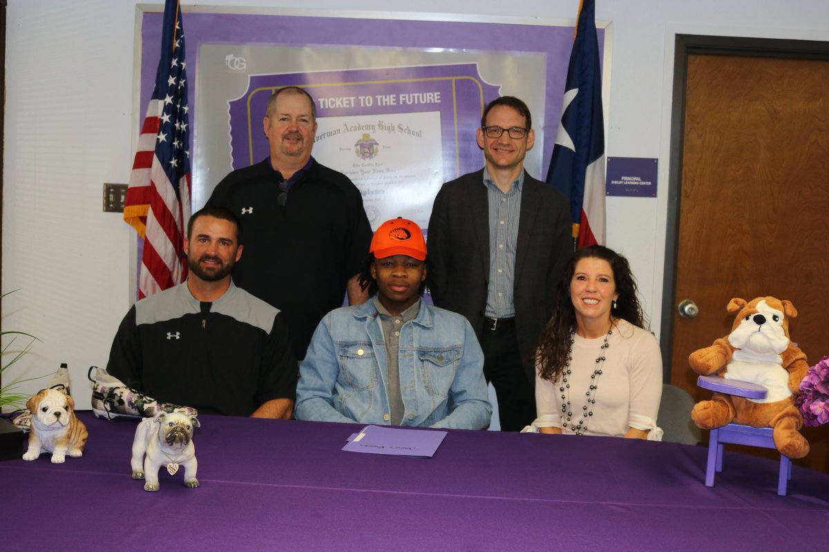 EvermanISD's tweet photo. Congratulations EHS 2019 National Signing Day - James Brooks signed with East Central Oklahoma!!!  #NationalSigningDay @eastcentraloklahoma https://t.co/df0QYNyYUK